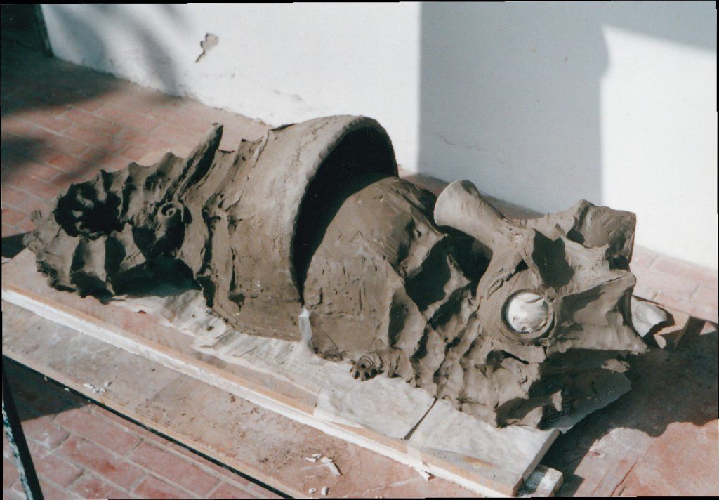 A csikóhal falikút nyers agyagban, 2002