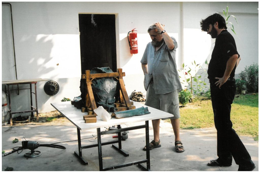 A kész darab a stúdió udvarán, 2002