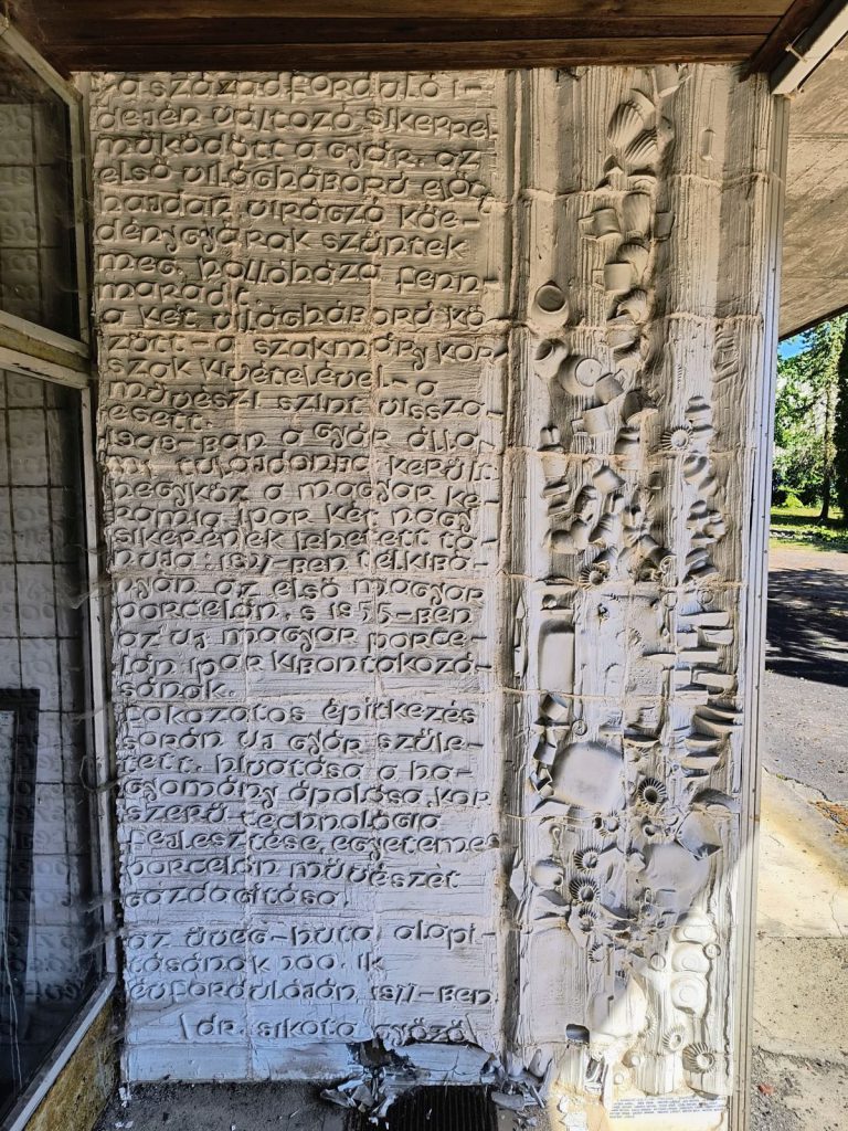 Porcelánfal, gyári irodaház bejárata, Hollóháza, 1977