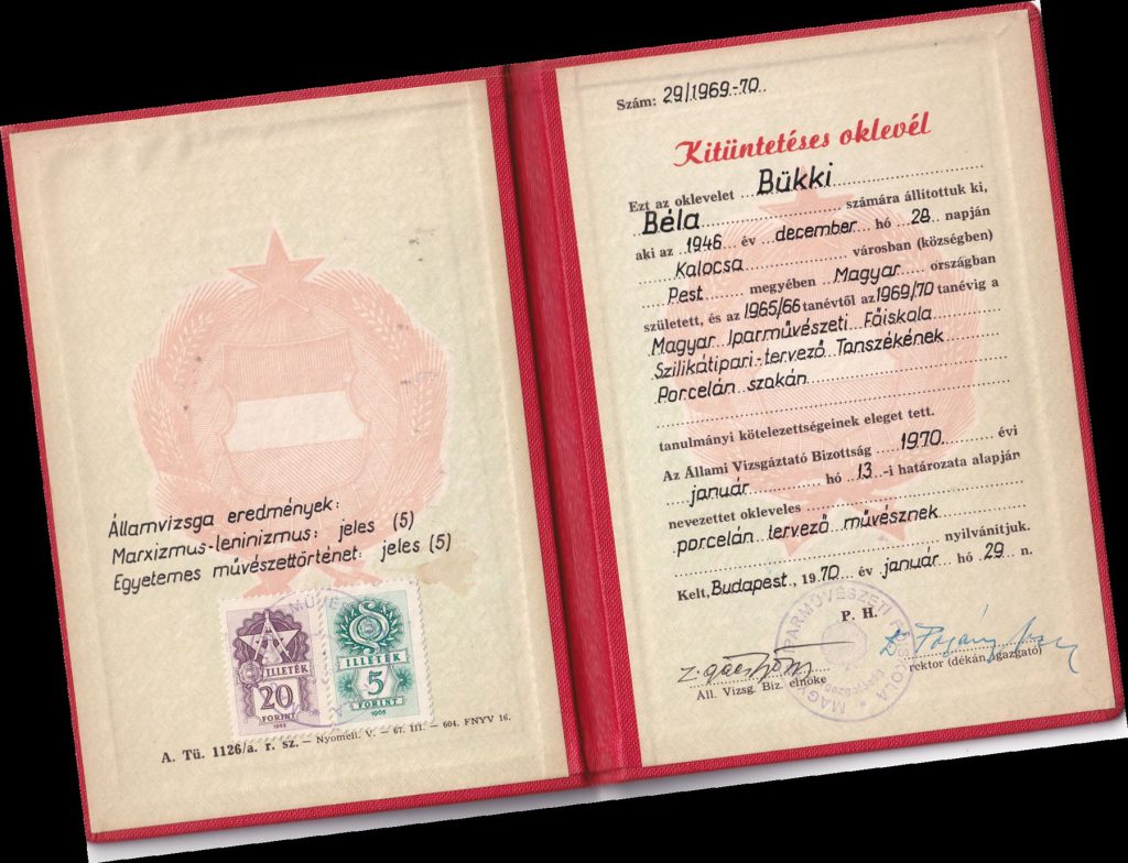 Vörös mappában elhelyezett, pecséttel és aláírásokkal ellátott diplomaoklevél 1970-ből.
