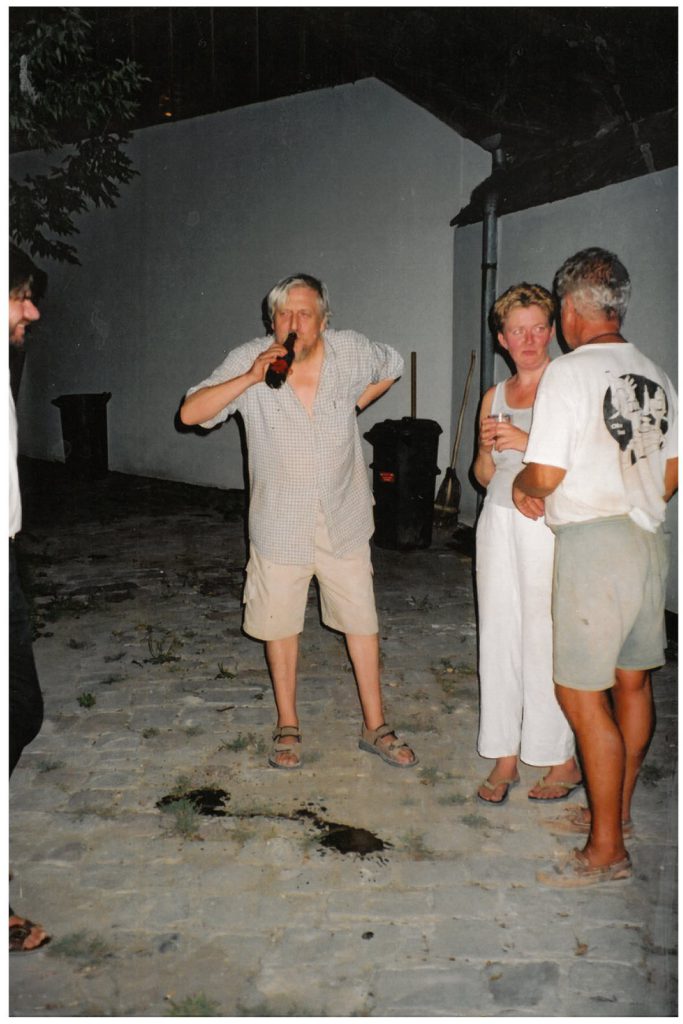 Esti beszélgetés a stúdió udvarán, Kecskemét, 2002.