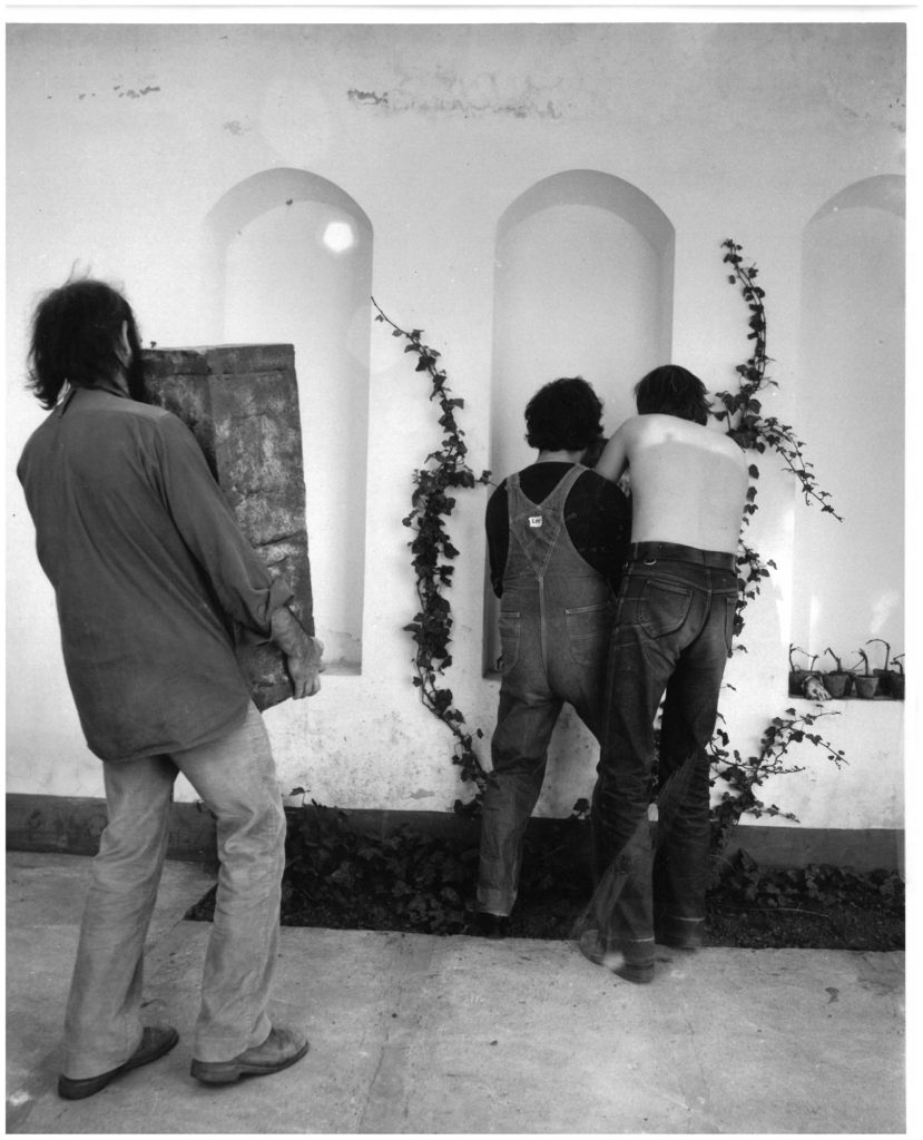 Táblaképek elhelyezése az udvar fülkéiben. Kecskeméti Nemzetközi Kerámia Stúdió, 1981.