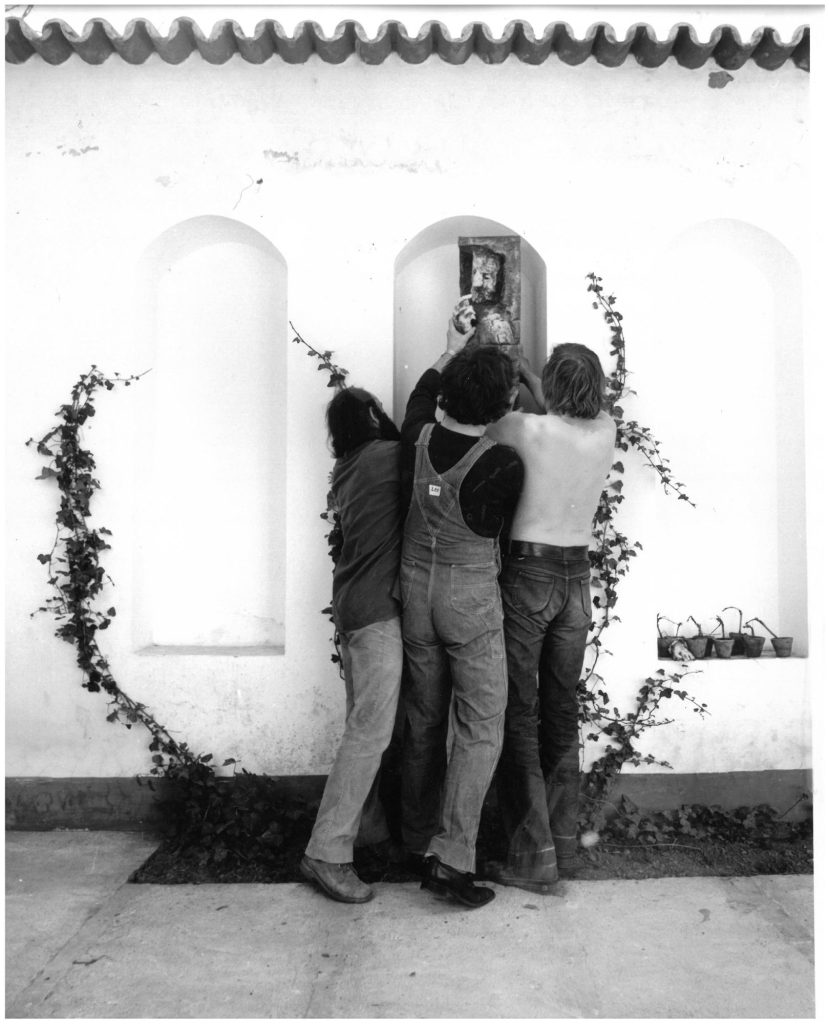 A dombormű a helyére kerül. Kecskeméti Nemzetközi Kerámia Stúdió, 1981.