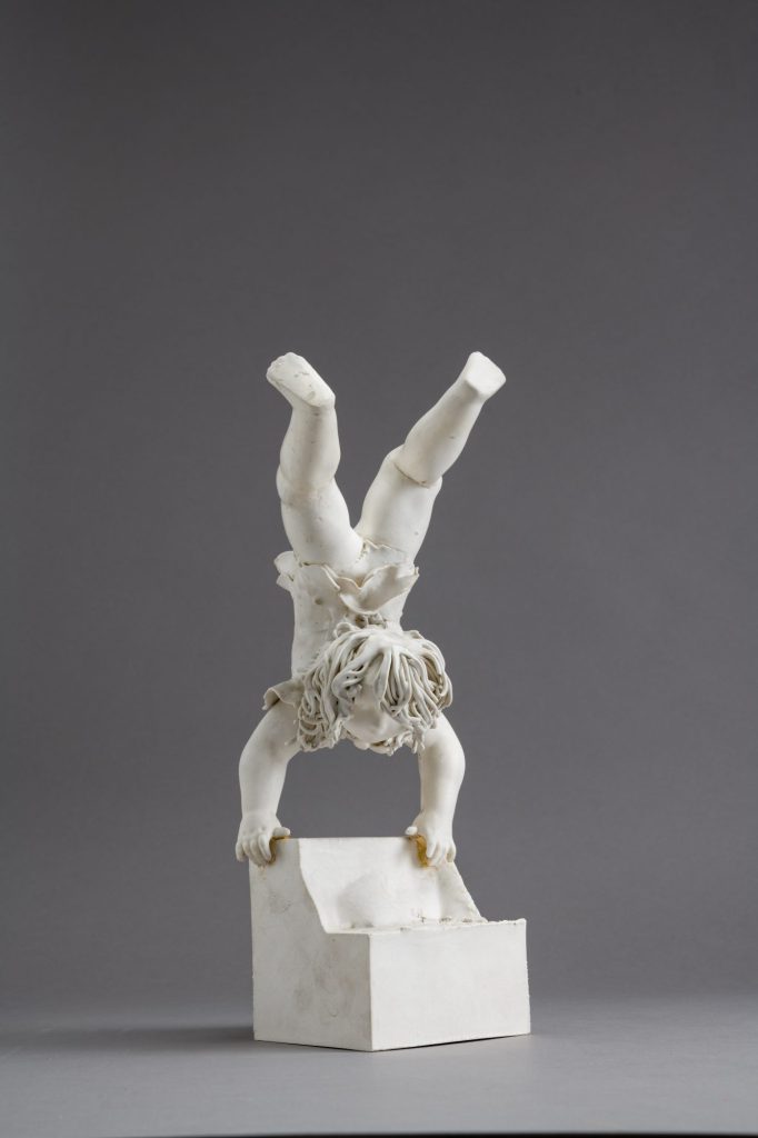 Cirkuszi mutatványok, fehér porcelánfigura