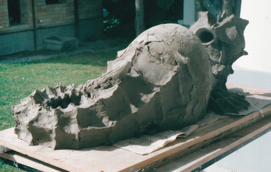 A csikóhal nyers agyagban, a stúdió udvarán, 2002.