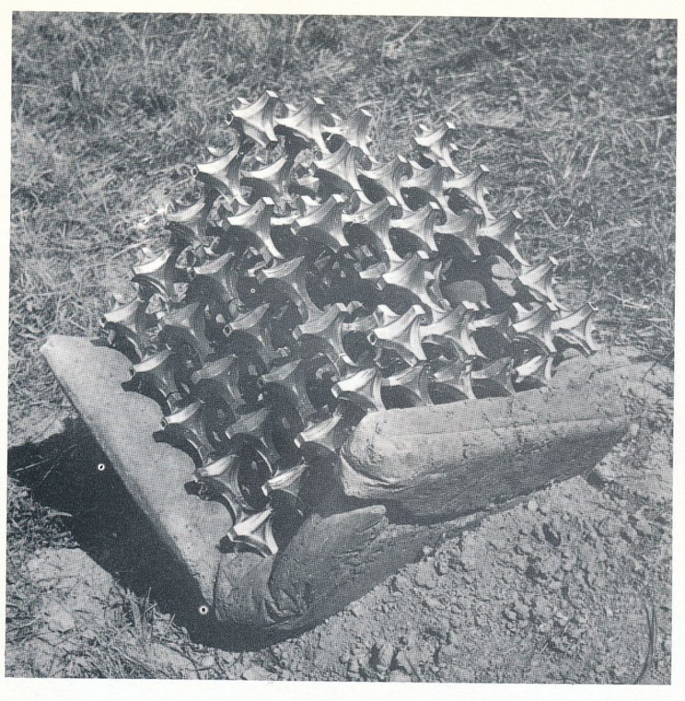 Kocka, csillag alakú kerámiaelemekből épített kocka a fűben, Siklós, 1976