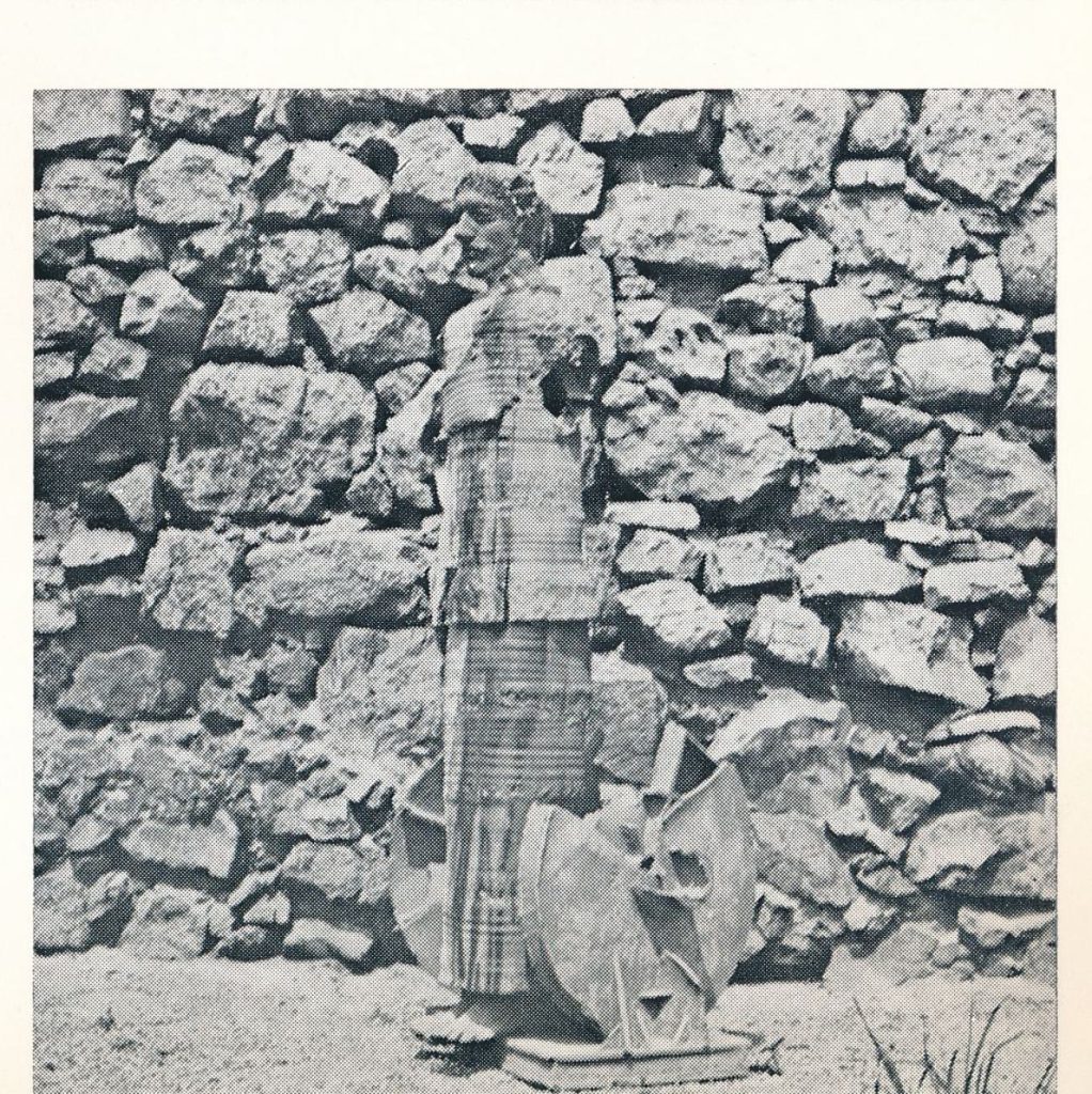 Kocsihajtó, kerámia plasztika egy kőfal előtt, Siklós, 1972