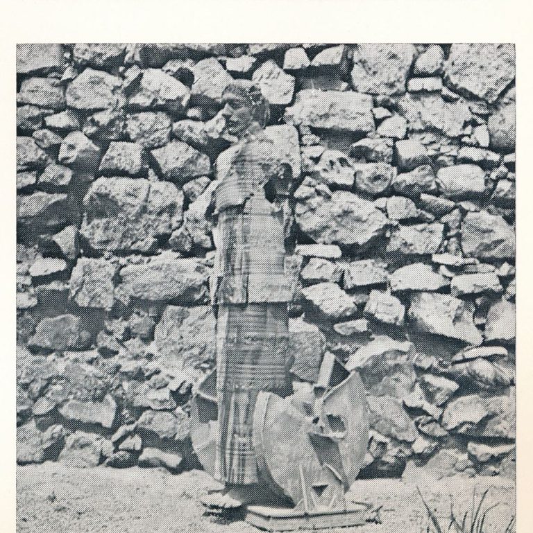Kocsihajtó, kerámia plasztika egy kőfal előtt, Siklós, 1972